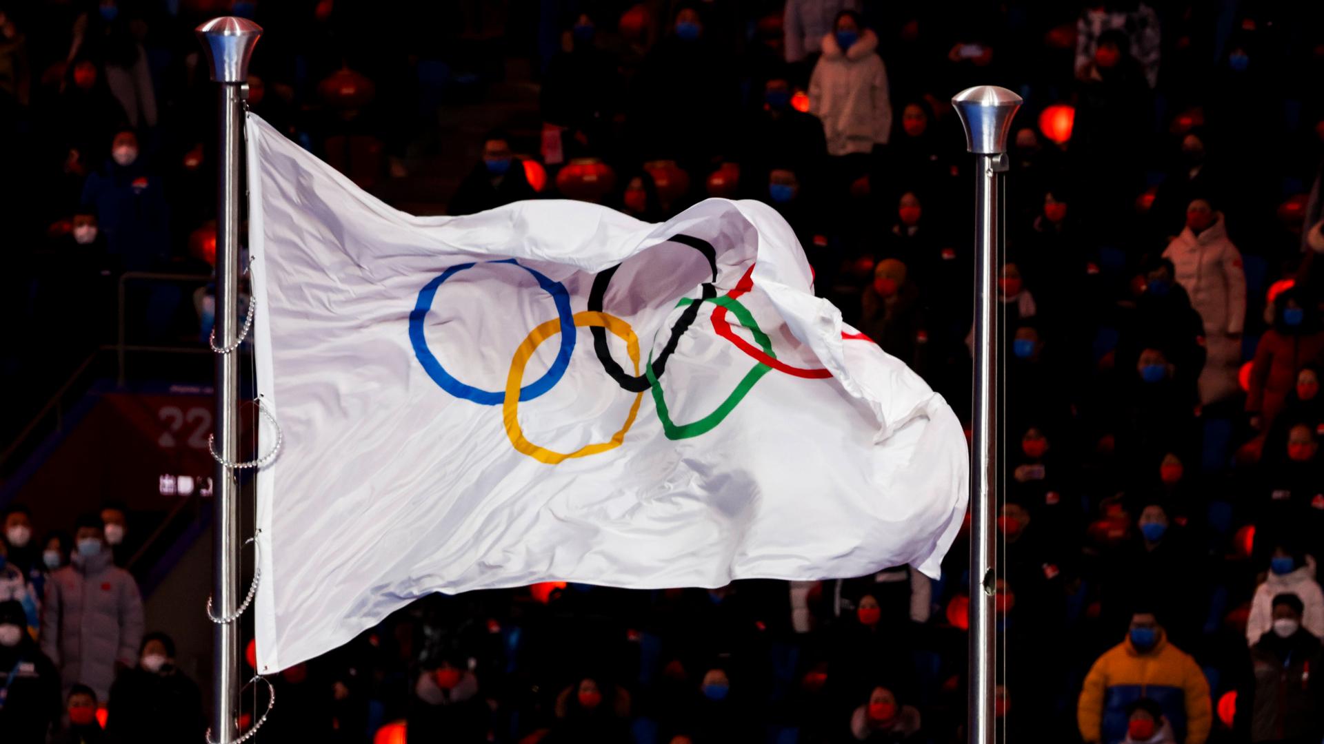 Eine Fahne mit den olympischen Ringen. 