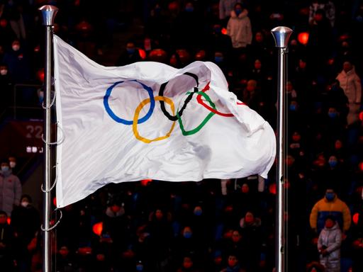 Eine Fahne mit den olympischen Ringen. 