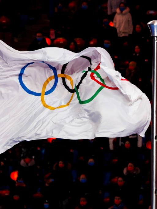Eine Fahne mit den olympischen Ringen. 