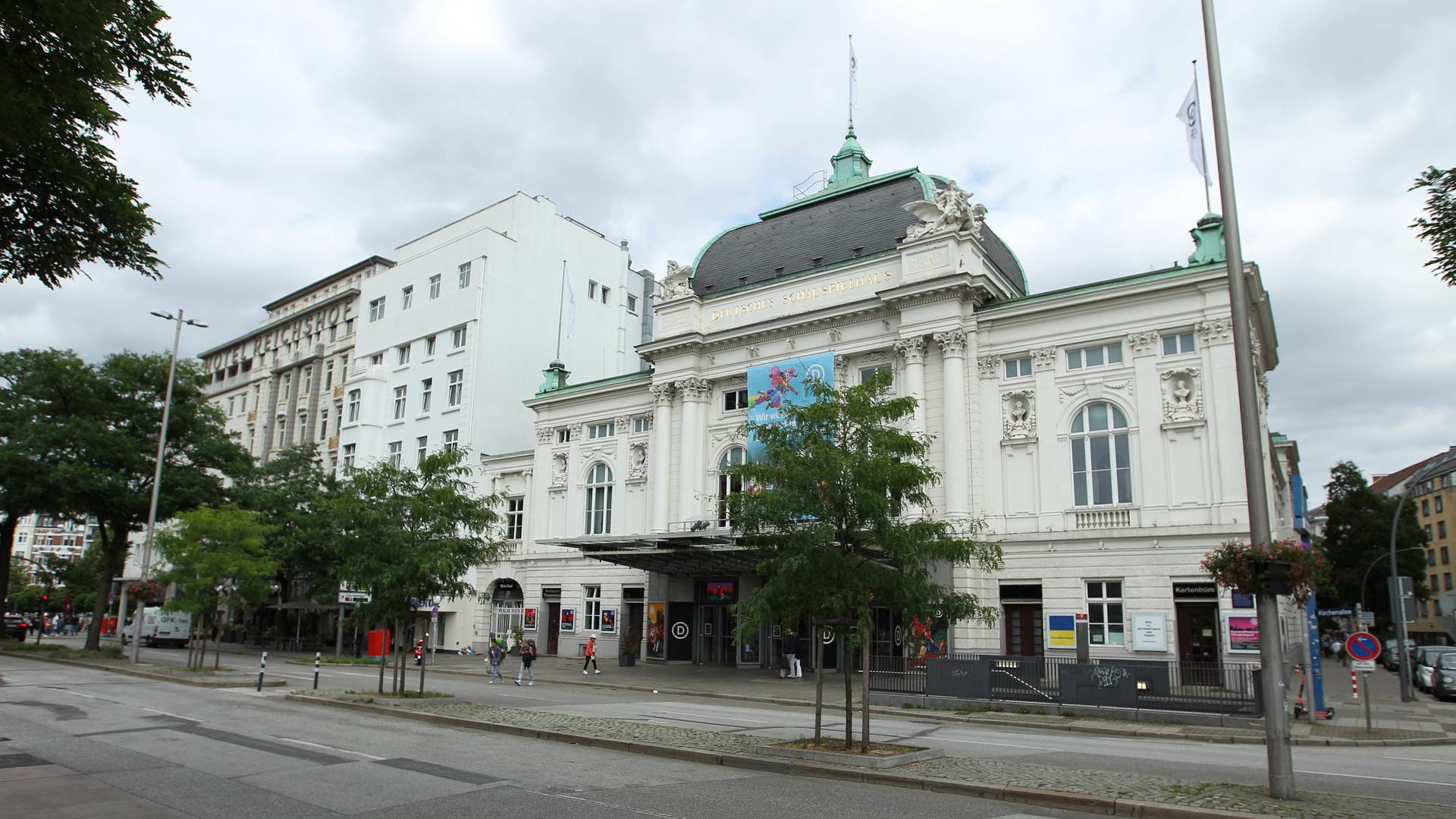 Das Deutsche Schauspielhaus in der Kirchenalle gegenüber vom Hauptbahnhof Hamburg. Das Deutsche Schauspielhaus in der Kirchenalle gegenüber vom Hauptbahnhof Hamburg.