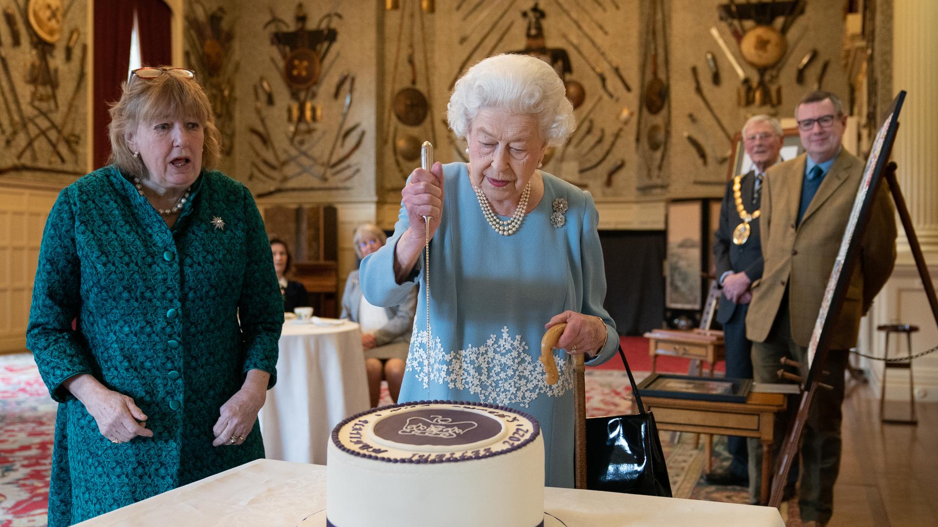 Torte zum 70. Thronjubliäum: Elisabeth II. am 5. Februar 2022 in der königlichen Residenz in Norfolk:Torte zum Thronjubliäum : Die britische Königin Elisabeth II. schneidet am 5. F-ebruar 2022 in Sandringham House. der königlichen Residenz in Norfolk ein Festagstorte an