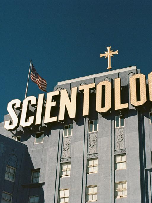 Los Angeles: Gebäude von Scientology mit dem Logo und grossem Schriftzug auf dem Dach.