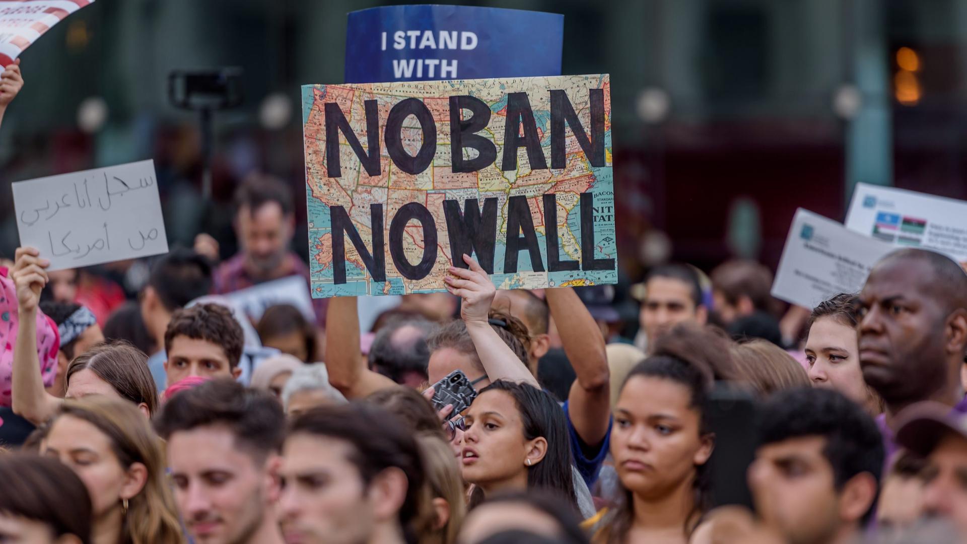 Menschenmenge, darin ein Schild "No Ban, No Wall": Menschen demonstrieren in New York gegen den "Muslim Ban" der US-Regierung.