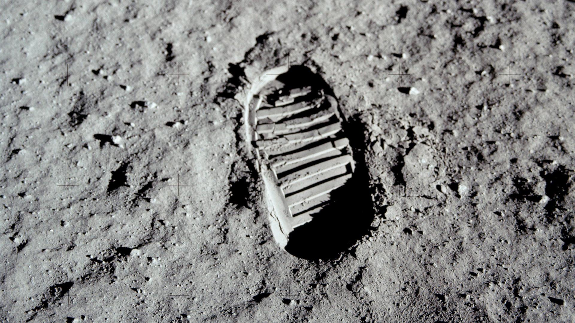 Ein Fußabdruck auf dem Mond