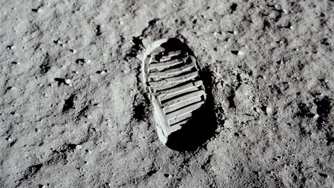 Ein Fußabdruck auf dem Mond