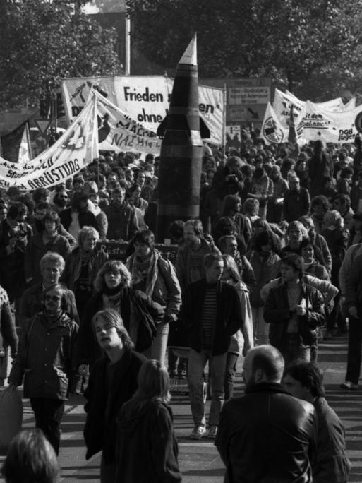 Demonstration 1983 auf einer Straße.