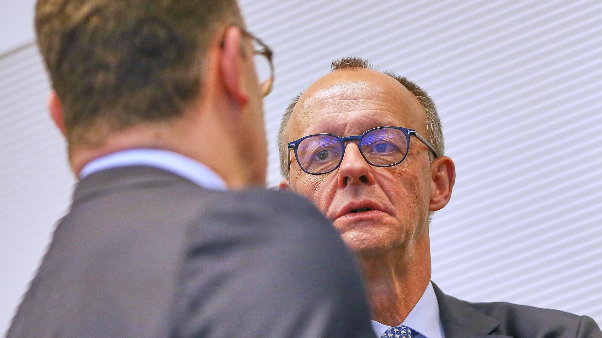 CDU-Bundesfraktionschef Jens Spahn (CDU) und Bundeskanzler Friedrich Merz (CDU) sprechen miteinander