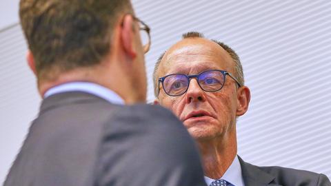 Unionsfraktionschef Jens Spahn (CDU) und Bundeskanzler Friedrich Merz (CDU) sprechen miteinander.