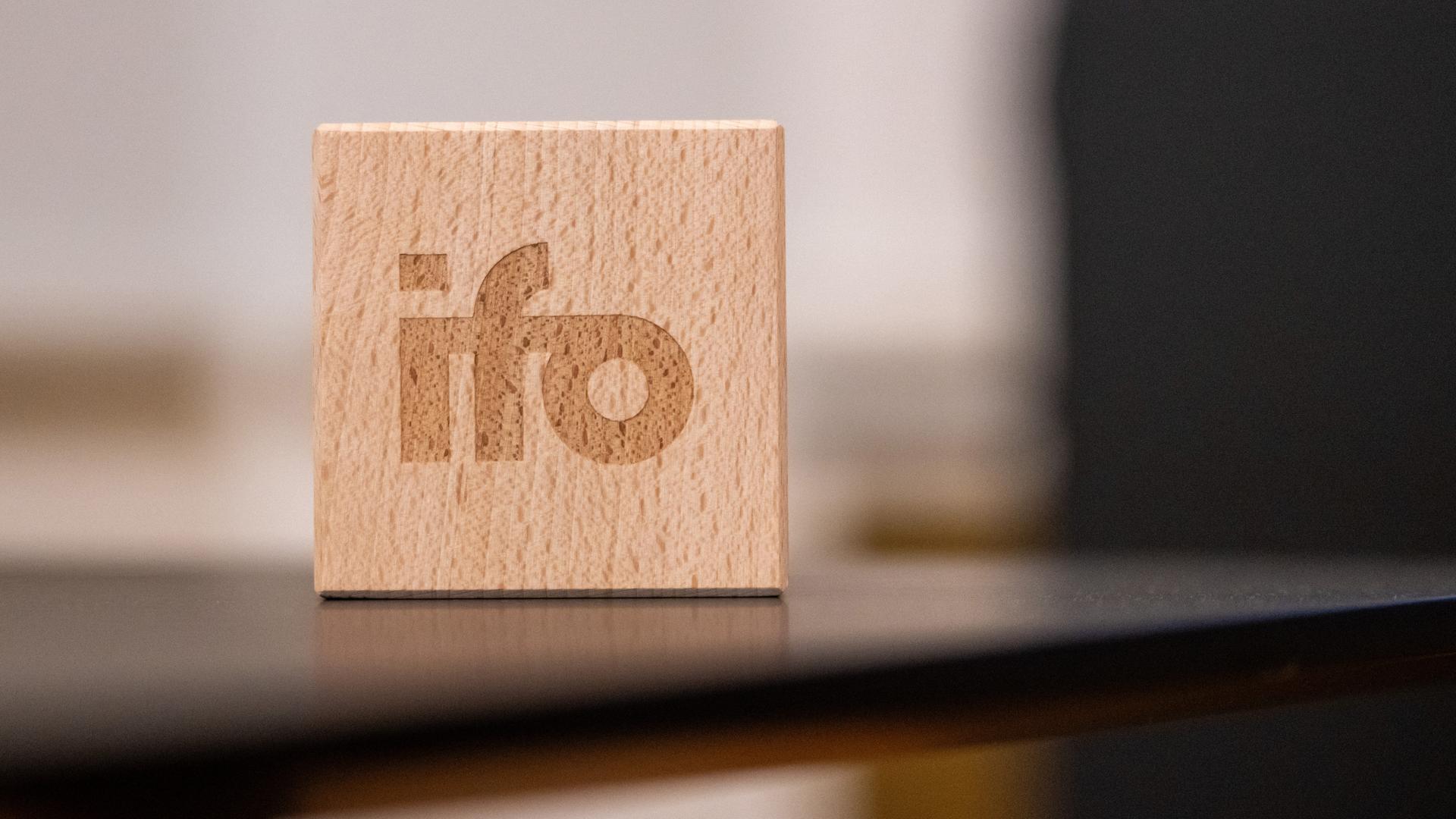Ein Holzwürfel mit der Aufschrift "ifo" bei einer Pressekonferenz des Instituts für Wirtschaftsforschung in München.