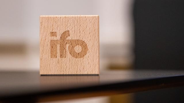 Ein Holzwürfel mit der Aufschrift "ifo" bei einer Pressekonferenz des Instituts für Wirtschaftsforschung in München.