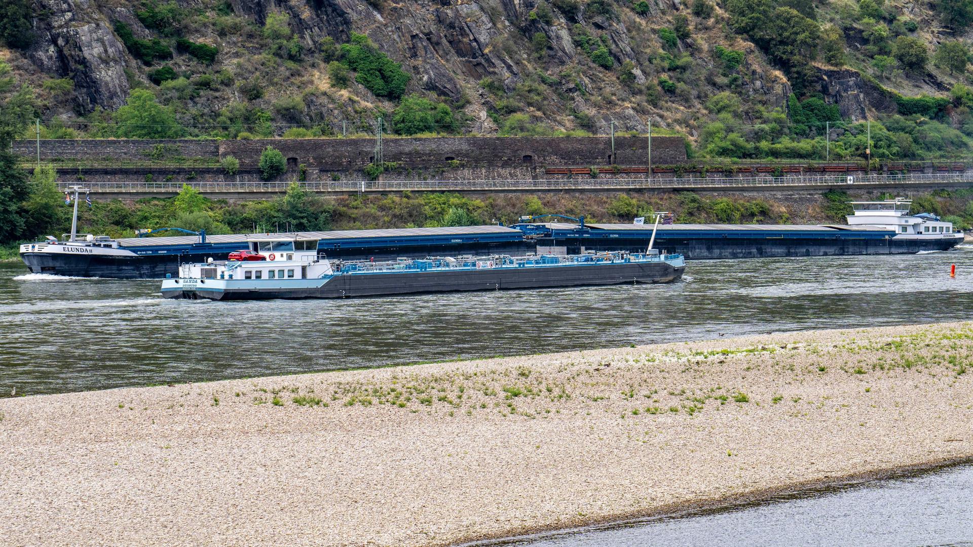Frachtschiffe auf dem Rhein bei Niedrigwasser  