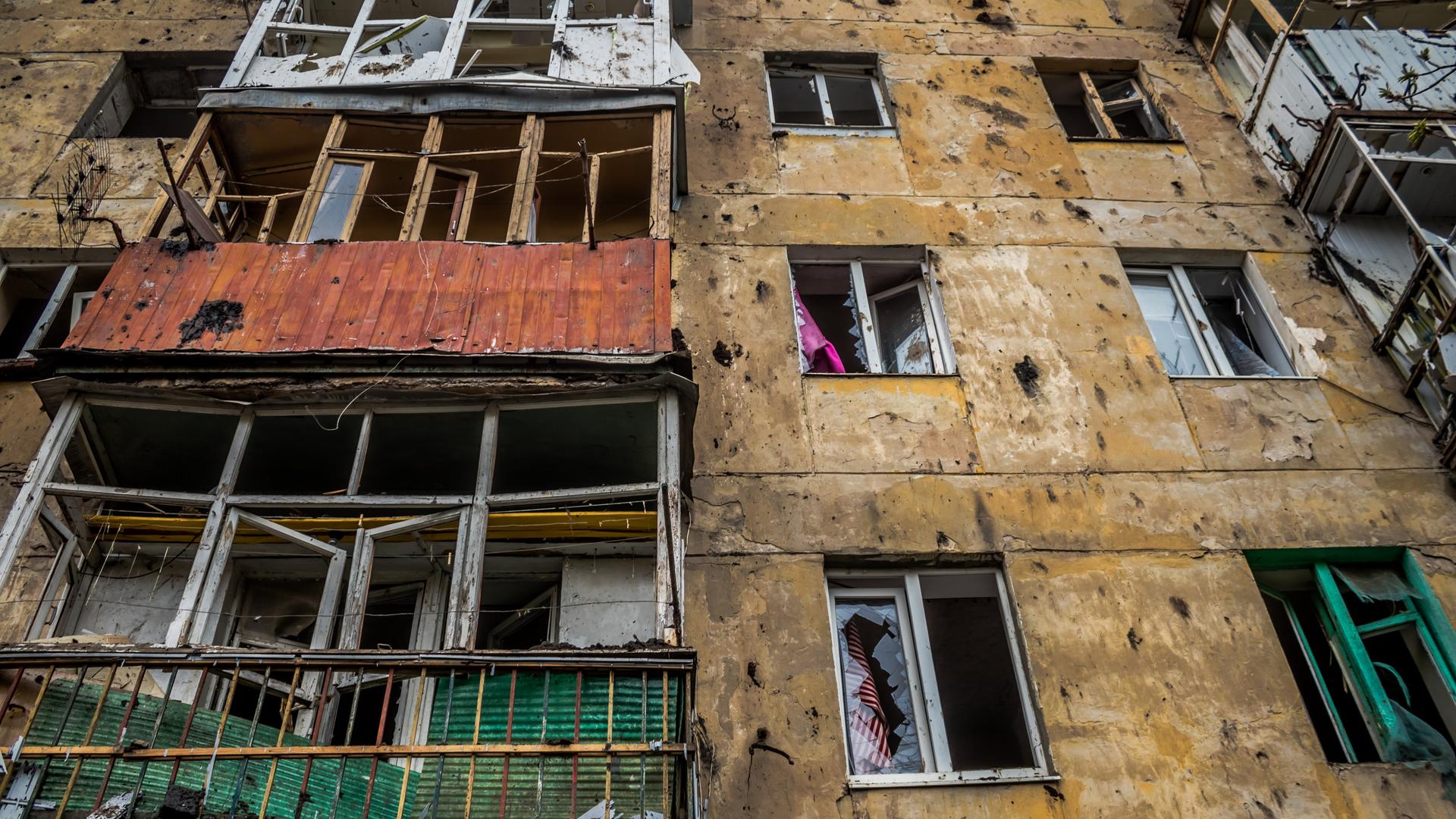 Ukraine, Slowjansk: Ein Haus mit deutlichen Einschusslöchern und zerstörten Fenstern.