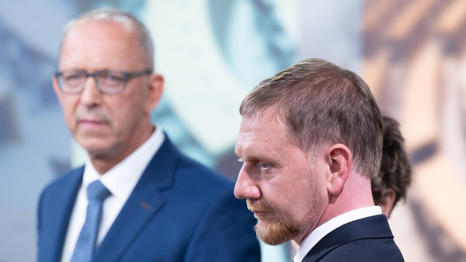 Michael Kretschmer (CDU, r), amtierender Ministerpräsident von Sachsen und Spitzenkandidat, steht mit Jörg Urban, Vorsitzender der AfD in Sachsen und Spitzenkandidat im ZDF-Fernsehstudio. 