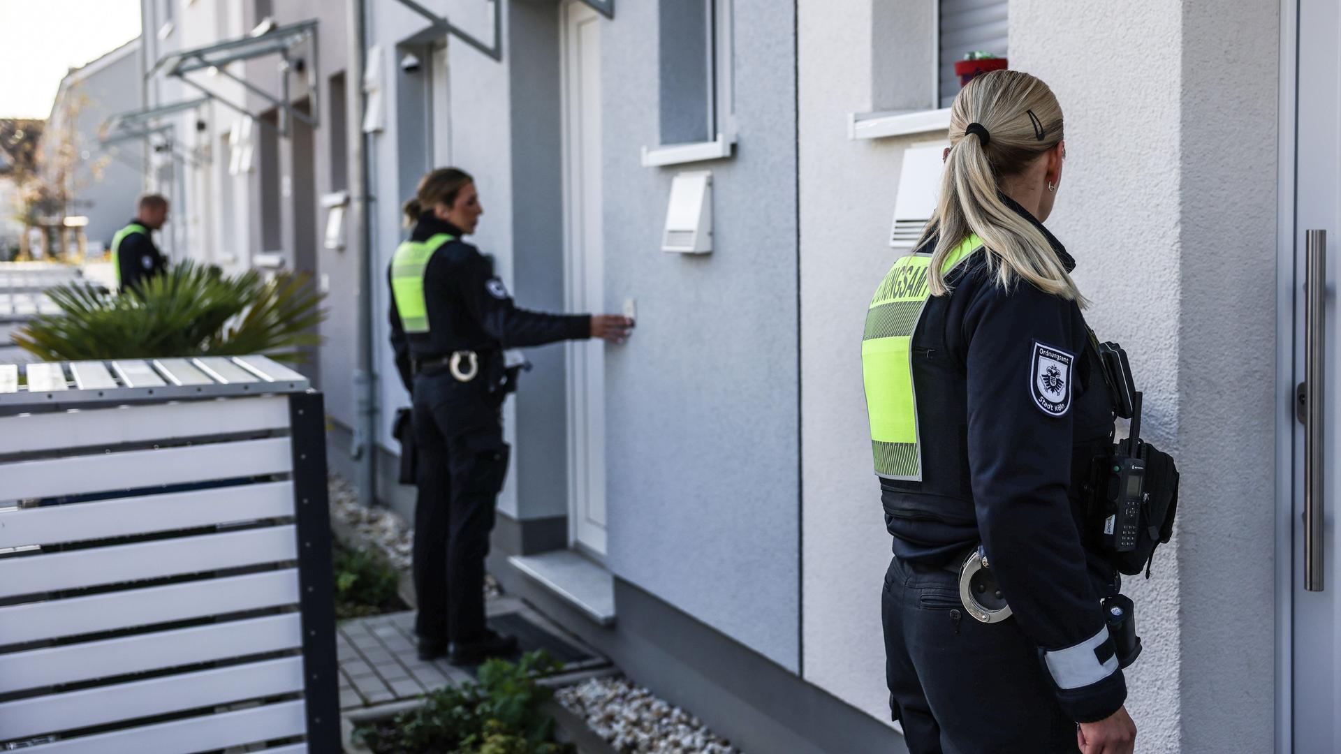 Mitarbeiter des Ordnungsamtes gehen zur Kontrolle durch die Straßen und kontrollieren, ob die Bewohner ihre Häuser verlassen haben. Mitarbeiter des Ordnungsamtes gehen zur Kontrolle durch die Straßen und kontrollieren, ob die Bewohner ihre Häuser verlassen haben.