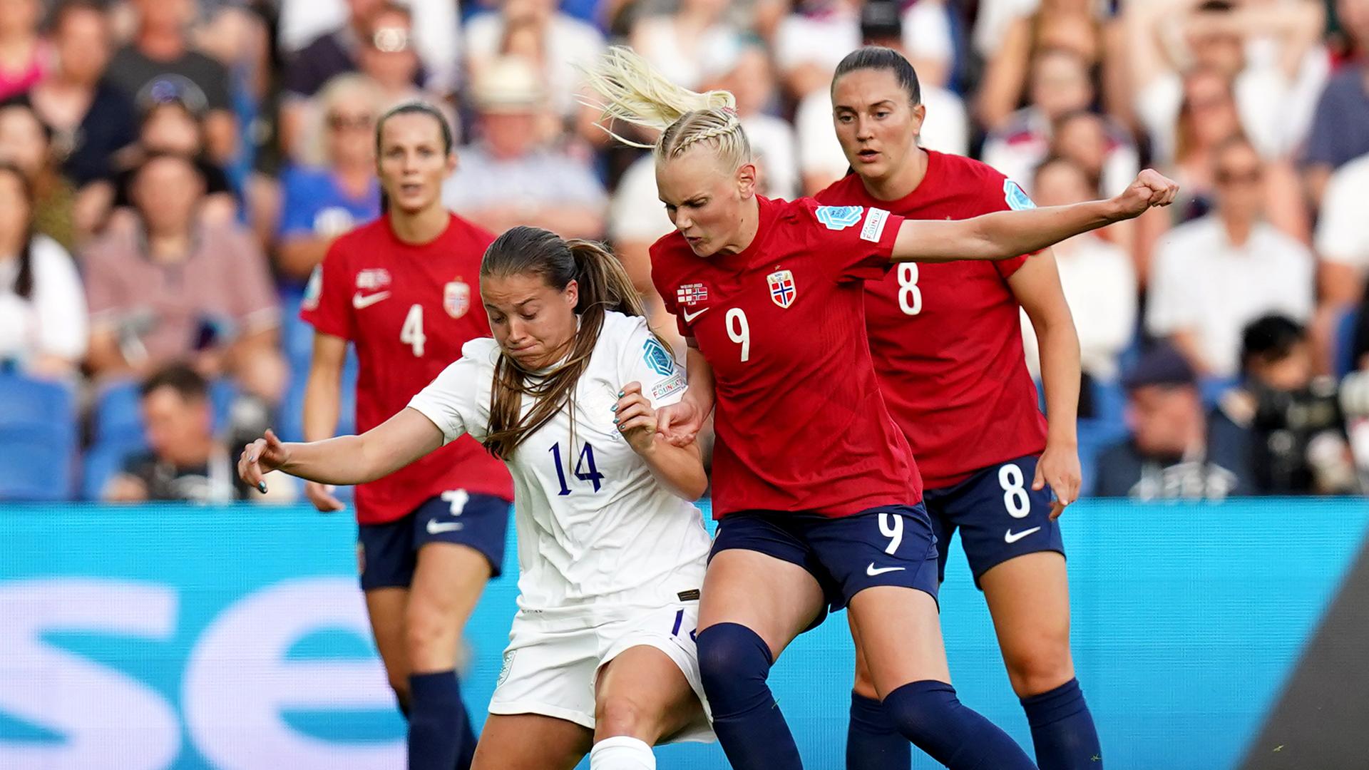 Die norwegische Spielerin Karina Saevik drängt sich an die britische Spielerin Fran Kirby und versucht, ihr den Ball abzujagen.