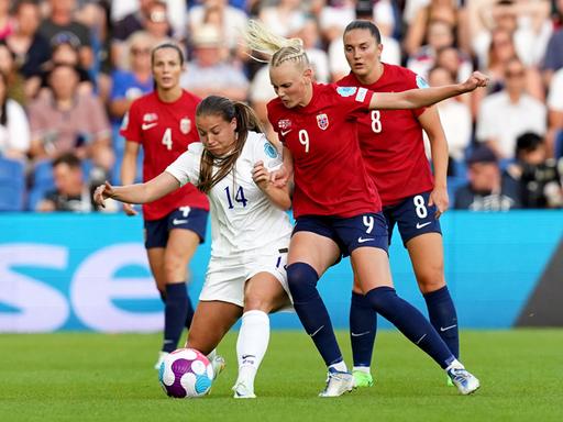 Die norwegische Spielerin Karina Saevik drängt sich an die britische Spielerin Fran Kirby und versucht, ihr den Ball abzujagen. 