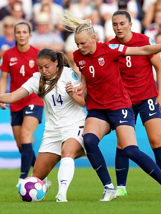 Die norwegische Spielerin Karina Saevik drängt sich an die britische Spielerin Fran Kirby und versucht, ihr den Ball abzujagen. 