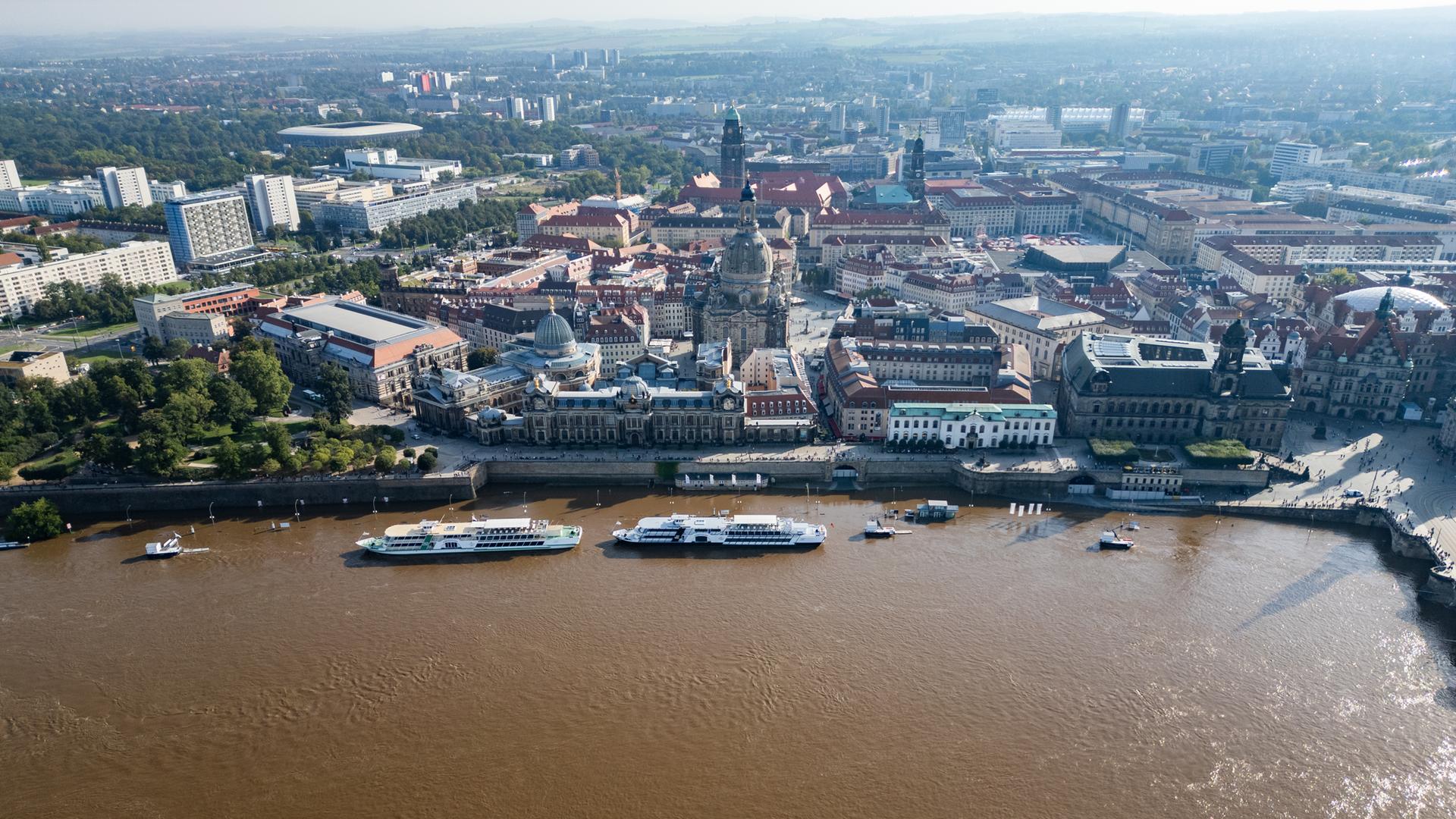 Blick auf die Hochwasser führende Elbe im Bereich der Dresdner Altstadt. 