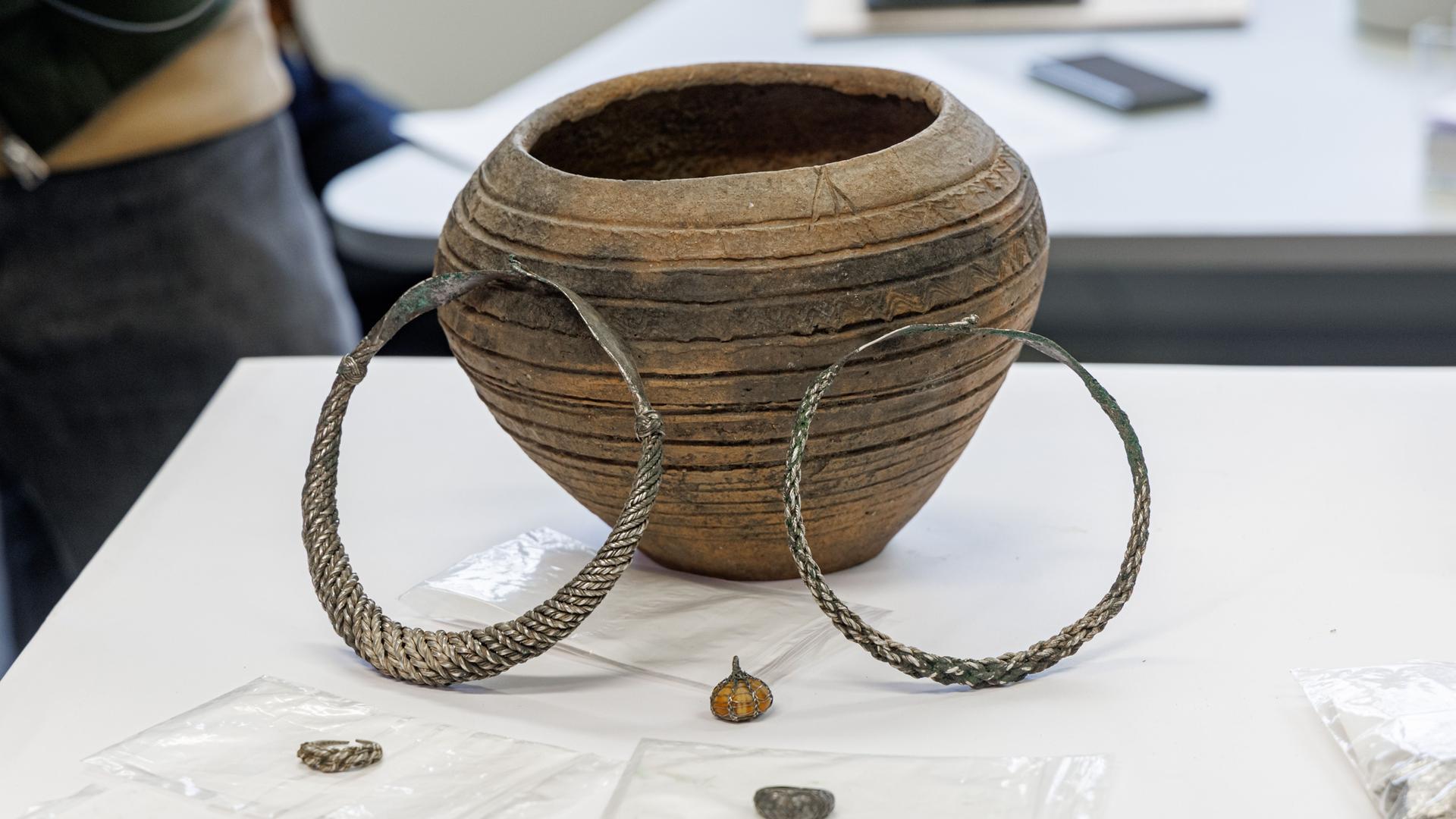 Ein Tongefäß, in dem sich zwei silberne Halsreifen, Schmuck und Münzen befanden, gehört zu den neuesten, jetzt präsentierten archäologischen Funden aus Mecklenburg-Vorpommern. Ein Tongefäß, in dem sich zwei silberne Halsreifen, Schmuck und Münzen befanden, gehört zu den neuesten, jetzt präsentierten archäologischen Funden aus Mecklenburg-Vorpommern.