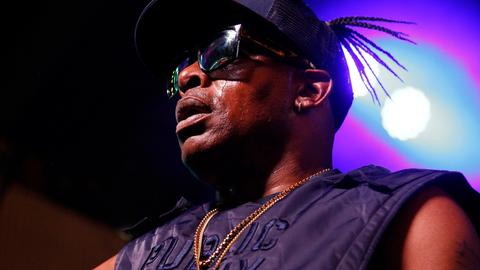 Porträt des Rappers Coolio 2019 in Las Vegas auf der Bühne. Er trägt eine dunkle Sonnenbrille und eine Baseball-Kappe.