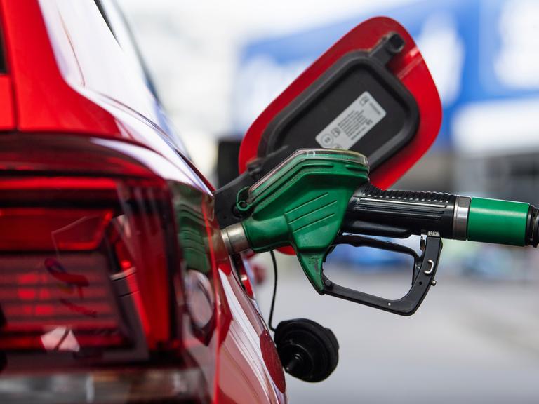 Senkung der Kraftstoffsteuern: Von Anfang Juni bis Ende August 2022 wird der Steuersatz für Benzin um fast 30 Cent, für Diesel um gut 14 Cent gesenkt