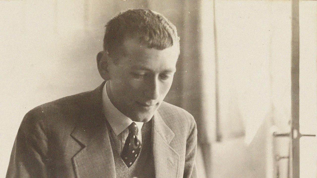 Der Architekt und Designer Marcel Breuer sitzt im Anzug mit Krawatte an einer Schreibmaschine und tippt. 