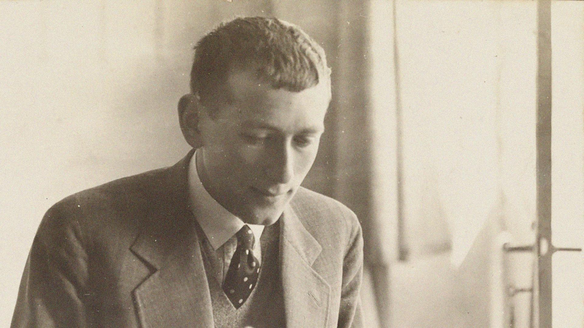 Der Architekt und Designer Marcel Breuer sitzt im Anzug mit Krawatte an einer Schreibmaschine und tippt. Der Architekt und Designer Marcel Breuer sitzt im Anzug mit Krawatte an einer Schreibmaschine und tippt.