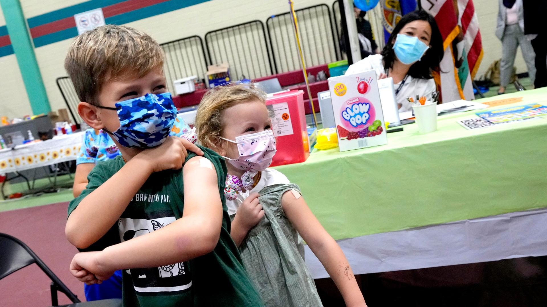Kinderimpfung in den USA: Wren Nagata, sieben, und seine fünfjährige Schwester Mallory Nagata zeigen ihre Impffplaster, nachdem sie in Los Angeles am 3.11.2021 ihre Corona-Impfung erhalten haben. Kinderimpfung in den USA: Wren Nagata, sieben, und seine fünfjährige Schwester Mallory Nagata zeigen ihre Impffplaster, nachdem sie in Los Angeles am 3.11.2021 ihre Corona-Impfung erhalten haben.