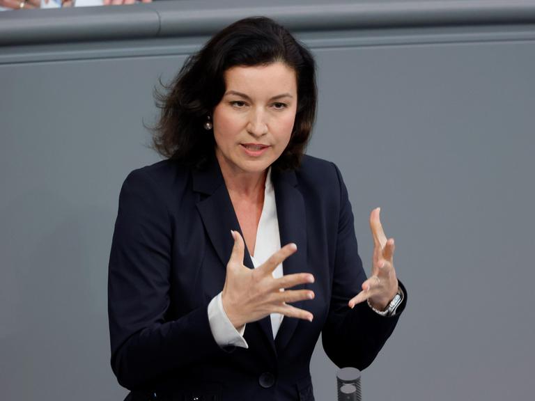 Eine Frau im Anzug spricht an einem Rednerpult im Bundestag.