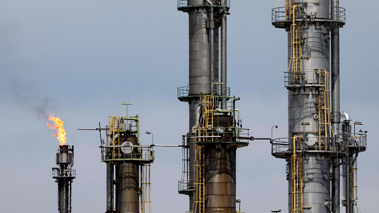 Hochfackel an der Rheinland Raffinerie des Öl- und Gas-Konzern Shell am Standort in Wesseling.