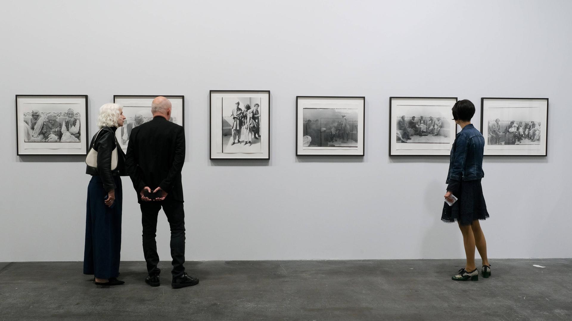 Besucher betrachten Bilder von Sigmar Polke bei der Internationalen Kunstausstellung Art Basel , in Basel, Schweiz, 13.06.2024.