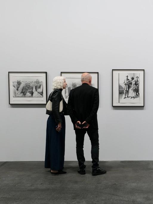 Besucher betrachten Bilder von Sigmar Polke bei der Internationalen Kunstausstellung Art Basel , in Basel, Schweiz, 13.06.2024.