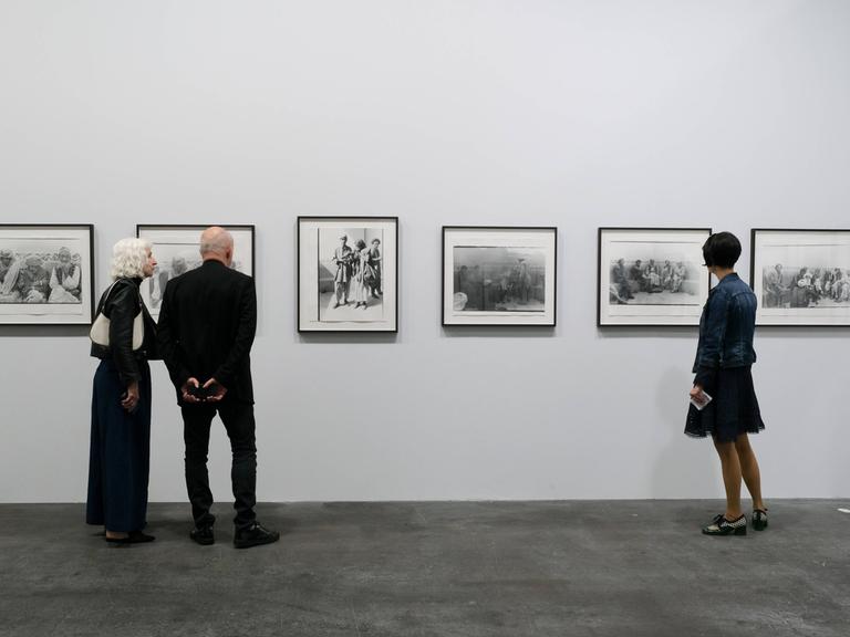 Besucher betrachten Bilder von Sigmar Polke bei der Internationalen Kunstausstellung Art Basel , in Basel, Schweiz, 13.06.2024.