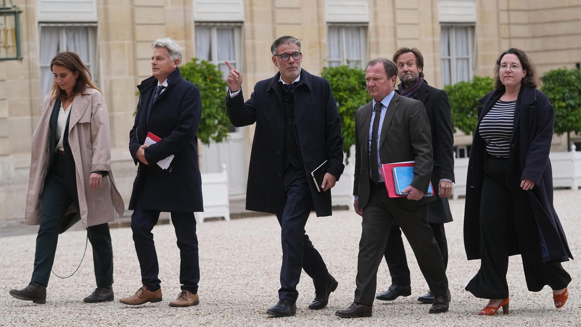 Marine Tondelier (Grüne), Fabien Roussel (Kommunistische Partei), Olivier Faure (Sozialisten), Stéphane Peu, (Kommunisten), Boris Vallaud, (Sozialististen) und Cyrielle Chatelain (Grüne) kommen zu einem Treffen mit Präsident Macron im Elysee-Palast. 