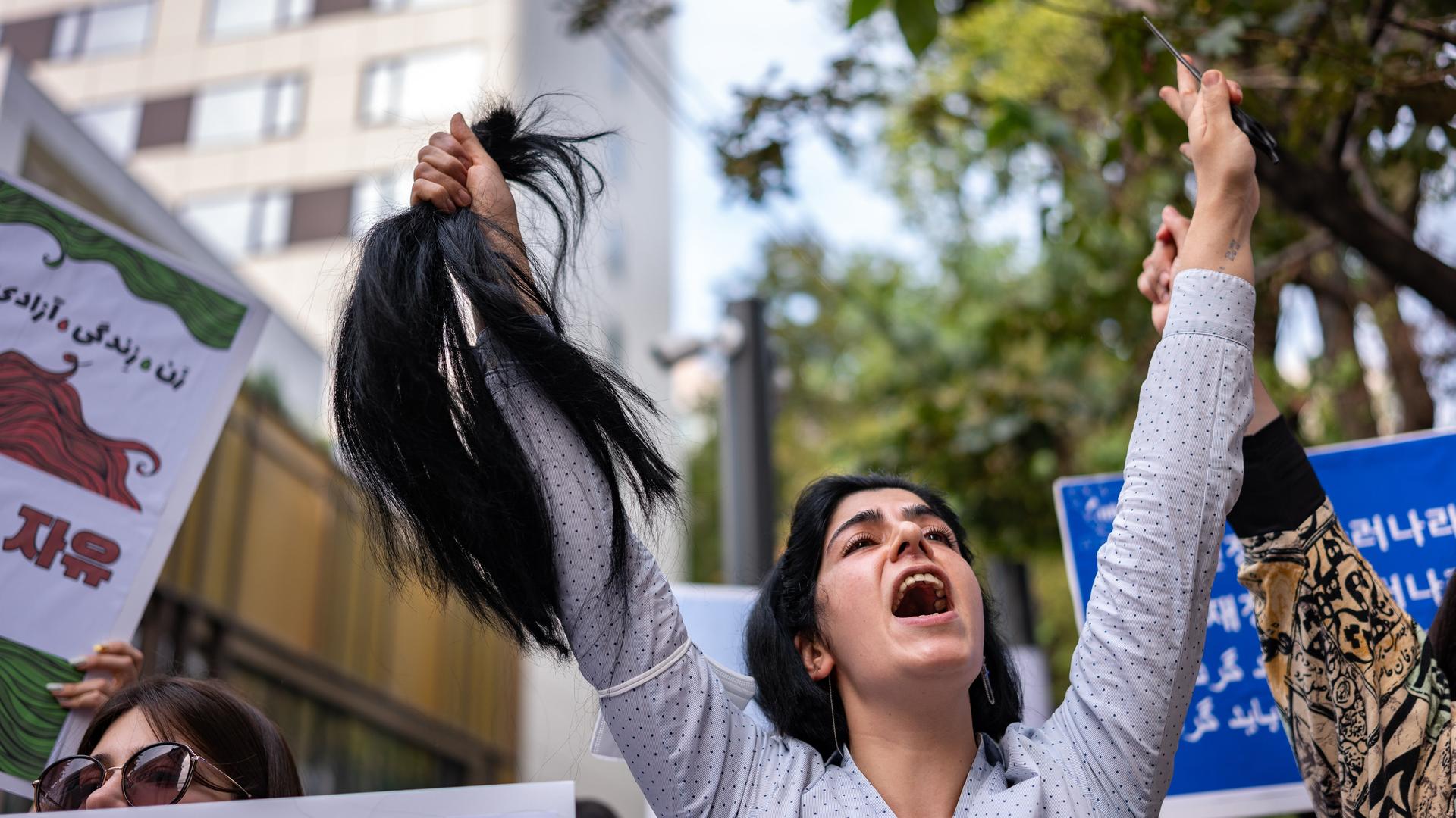 Demonstrantinnen schneiden sich aus Protest gegen das streng konservative Mullah-Regime und nach dem Tod der 22-jährigen Mahsa Amini die Haare ab.