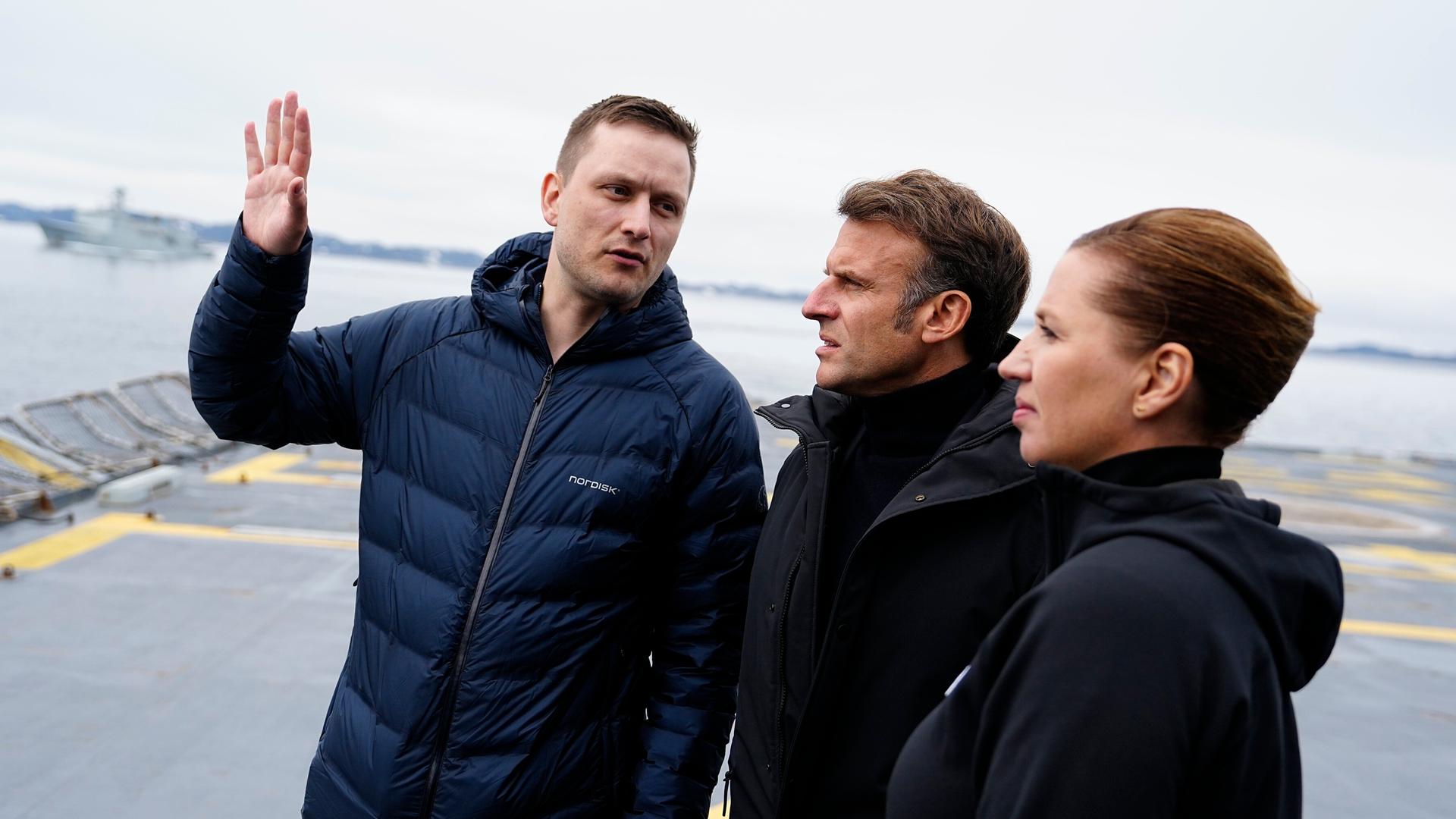 Frankreichs Präsident Emmanuel Macron steht zwischen der dänischen Ministerpräsidentin Frederiksen (rechts) und Grönlands Premier Jens-Frederik Nielsen Frankreichs Präsident Emmanuel Macron steht zwischen der dänischen Ministerpräsidentin Frederiksen (rechts) und Grönlands Premier Jens-Frederik Nielsen
