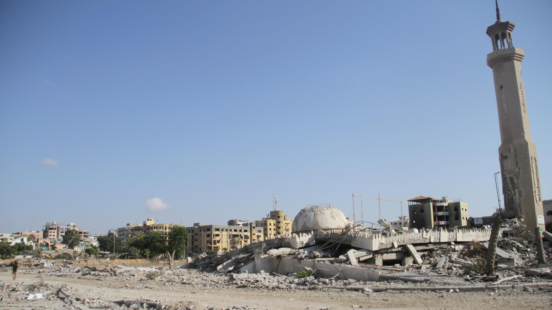 Zerstörte Gebäude in Gaza, Trümmer überall und kaum ein Stein liegt mehr auf dem anderen.