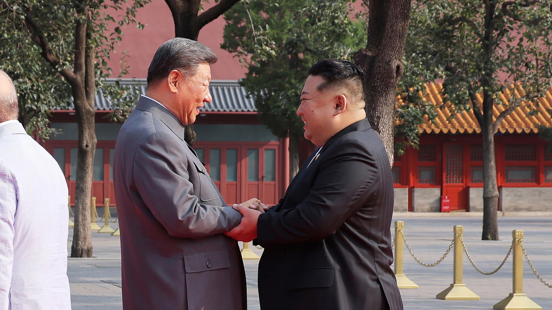 Der nordkoreanische Staatschef Kim Jon Un (r.) schüttelt dem chinesischen Präsidenten Xi Jinping die Hand.