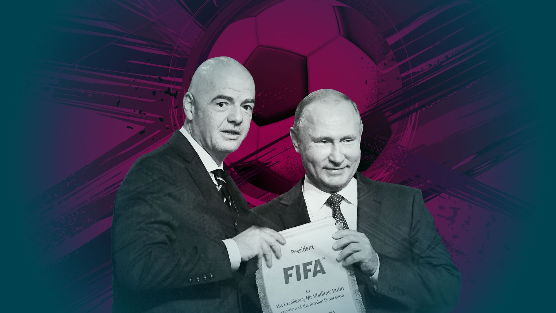 Porträt von Gianni Infantino und Wladimir Putin, die gemeinsam eine FIFA Urkunde in den Händen halten. Im Hintergrund ist die violett eingefärbte Grafik eines Fußballes zu sehen.