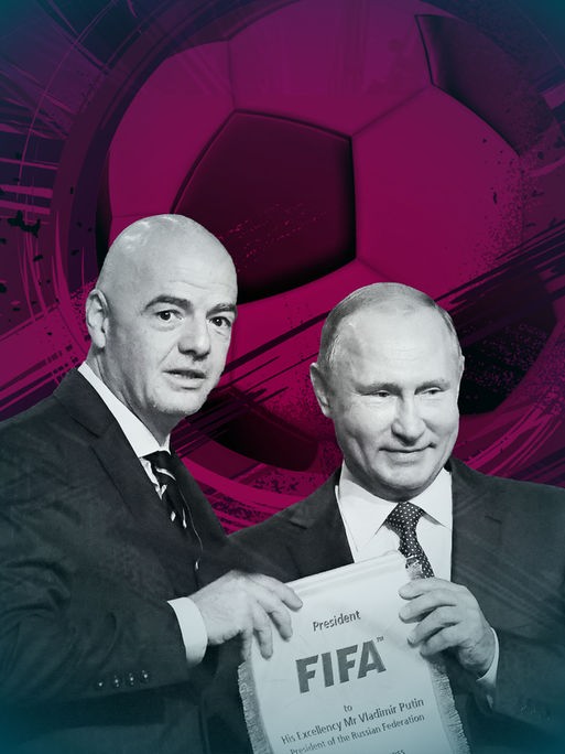 Porträt von Gianni Infantino und Wladimir Putin, die gemeinsam eine FIFA Urkunde in den Händen halten. Im Hintergrund ist die violett eingefärbte Grafik eines Fußballes zu sehen. Porträt von Gianni Infantino und Wladimir Putin, die gemeinsam eine FIFA Urkunde in den Händen halten. Im Hintergrund ist die violett eingefärbte Grafik eines Fußballes zu sehen.