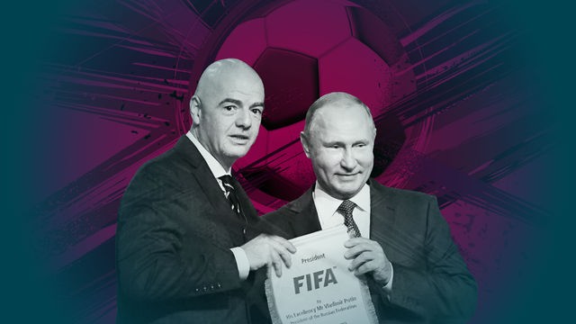 Porträt von Gianni Infantino und Wladimir Putin, die gemeinsam eine FIFA Urkunde in den Händen halten. Im Hintergrund ist die violett eingefärbte Grafik eines Fußballes zu sehen.