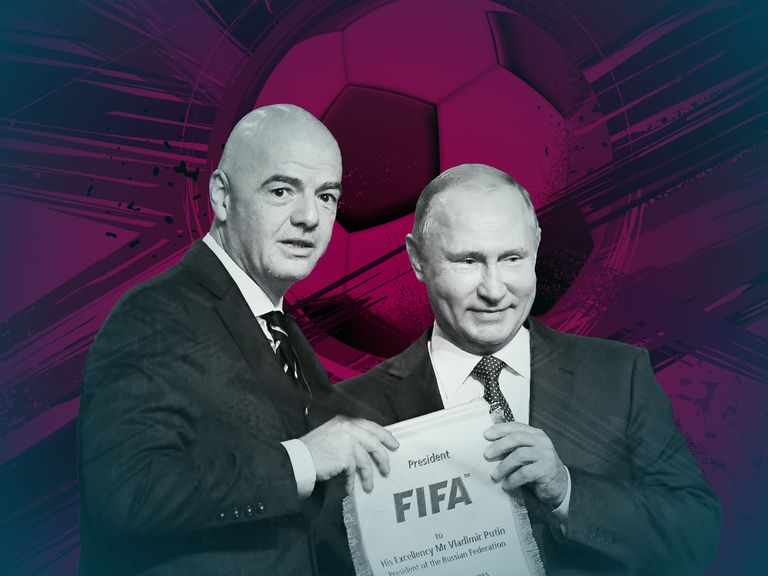 Porträt von Gianni Infantino und Wladimir Putin, die gemeinsam eine FIFA Urkunde in den Händen halten. Im Hintergrund ist die violett eingefärbte Grafik eines Fußballes zu sehen. Porträt von Gianni Infantino und Wladimir Putin, die gemeinsam eine FIFA Urkunde in den Händen halten. Im Hintergrund ist die violett eingefärbte Grafik eines Fußballes zu sehen.