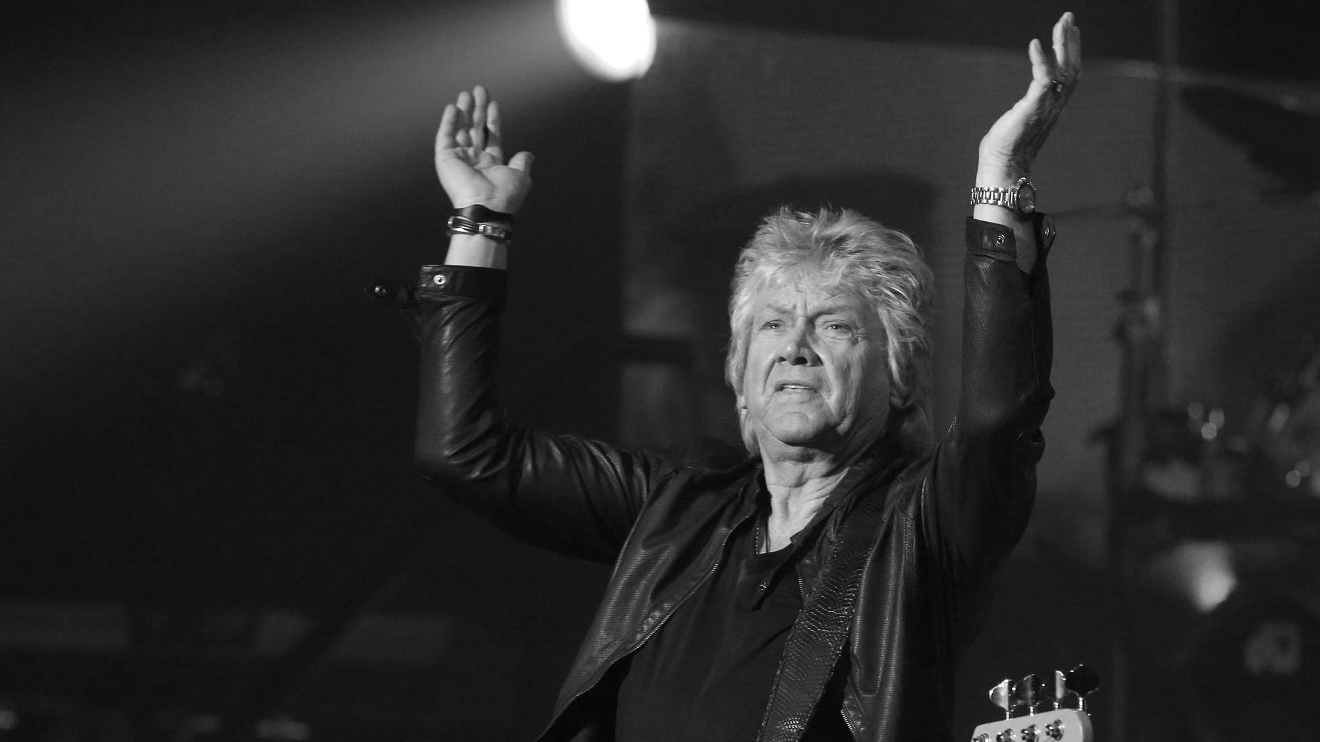 Der Musiker John Lodge steht in der US-Stadt Indianapolis auf der Bühne und klatscht in die Hände. Der Musiker John Lodge steht in der US-Stadt Indianapolis auf der Bühne und klatscht in die Hände.