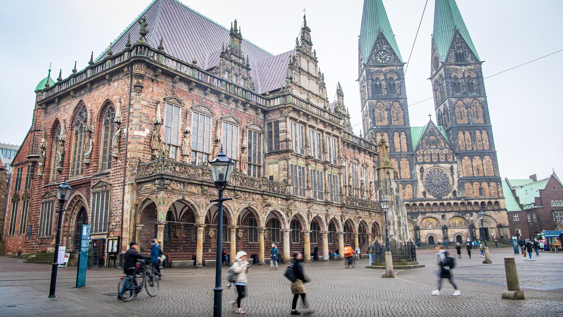 Passanten laufen durch die Innenstadt. Die Ansteckungsrate im Bundesland Bremen steigt wegen der Omikron-Welle des Coronavirus immer weiter an. Passanten laufen durch die Innenstadt. Die Ansteckungsrate im Bundesland Bremen steigt wegen der Omikron-Welle des Coronavirus immer weiter an.