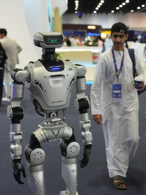 Roboter mit Menschen beim "Bridge Summit" in Abu Dhabi