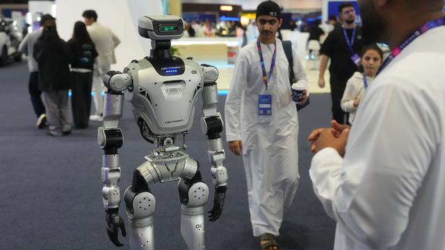 Roboter mit Menschen beim "Bridge Summit" in Abu Dhabi