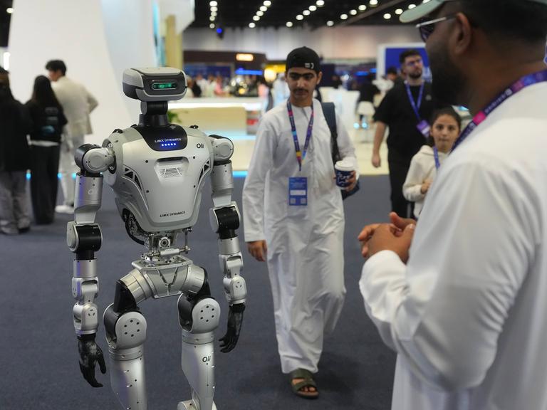 Roboter mit Menschen beim "Bridge Summit" in Abu Dhabi