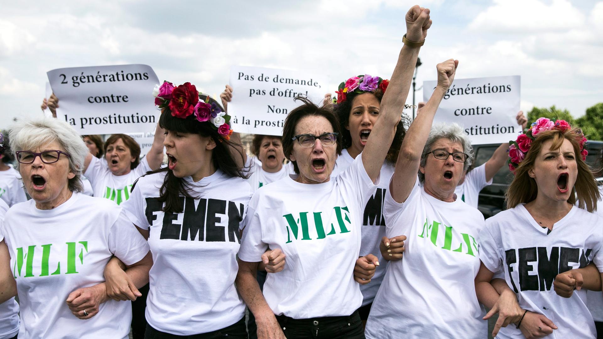 Frauen protestieren in Paris mit Transparenten gegen Prostitution