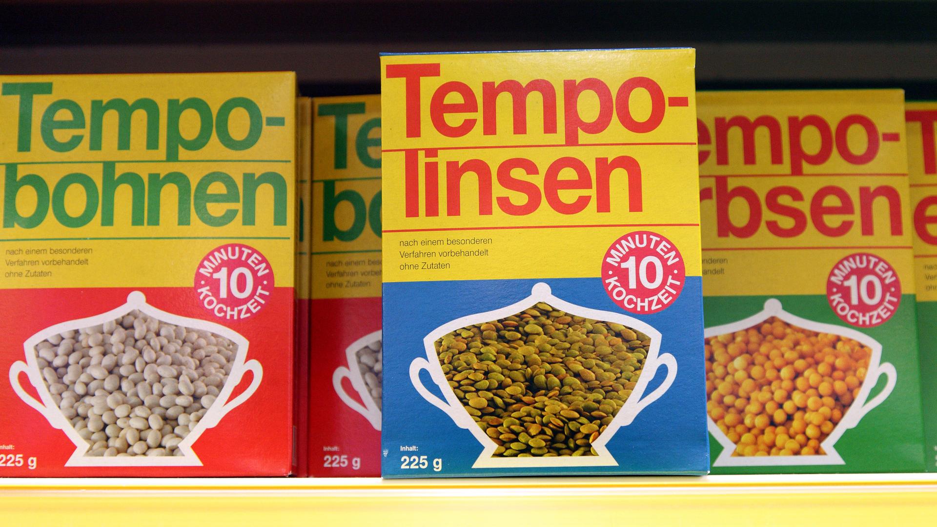 Bohnen, Linsen und Erbsen der DDR-Firma Tempo in einem Supermarktregal. Bohnen, Linsen und Erbsen der DDR-Firma Tempo in einem Supermarktregal.