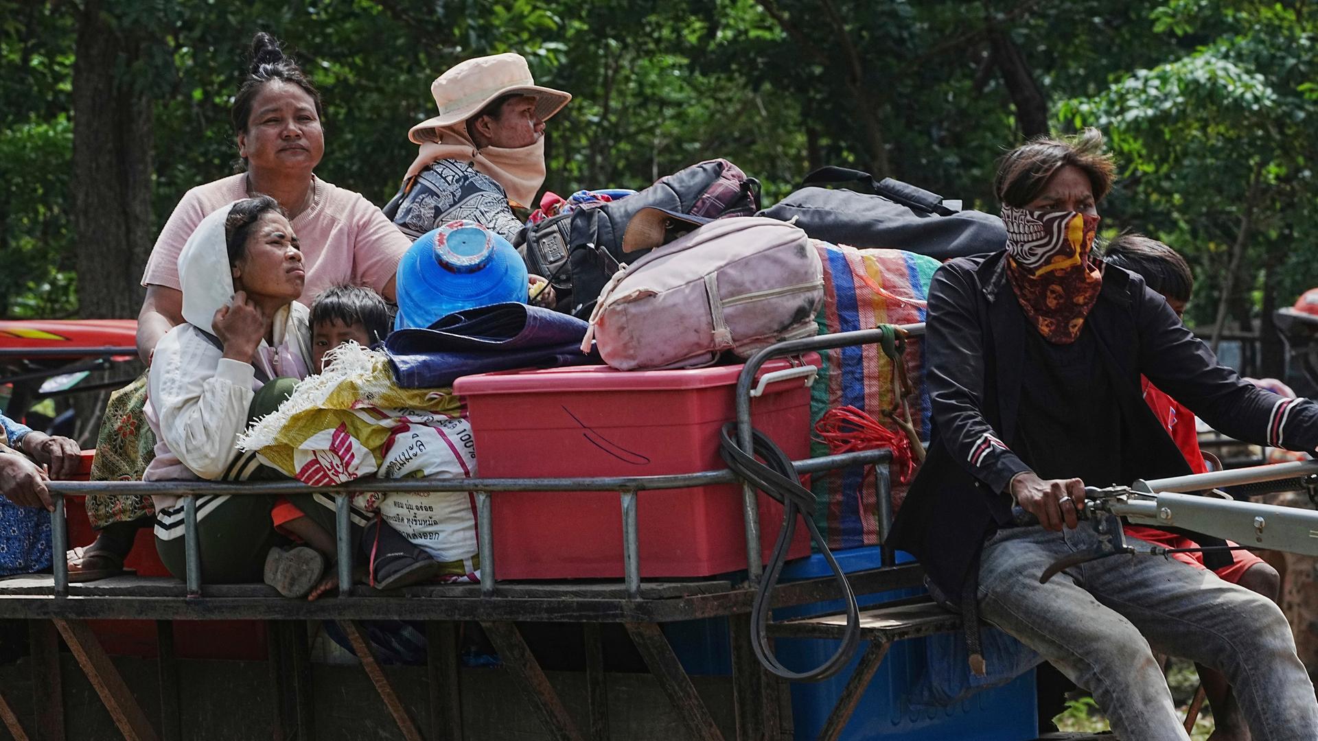 Kambodschaner sitzen auf einem Traktor und suchen Zuflucht im Wat Tham Kambar in der Provinz Oddar Meanchey.An der Grenze zwischen Thailand und Kambodscha wird weiter gekämpft. 